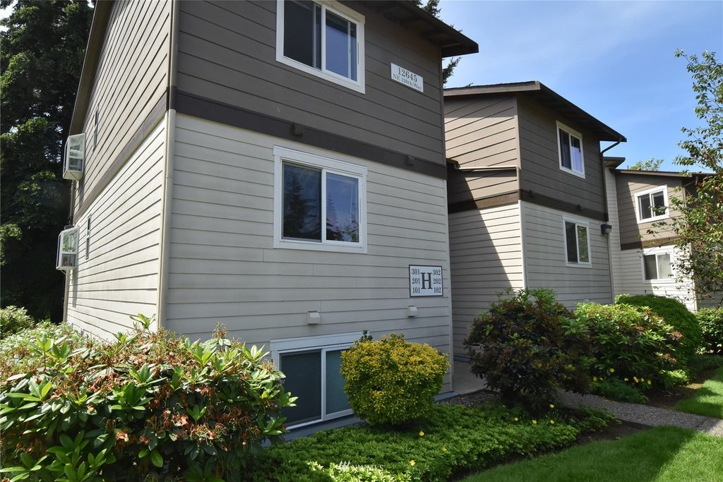 Photo of 12645 NE 130th Way #H101, Kirkland, WA 98034 (MLS # 1961471)