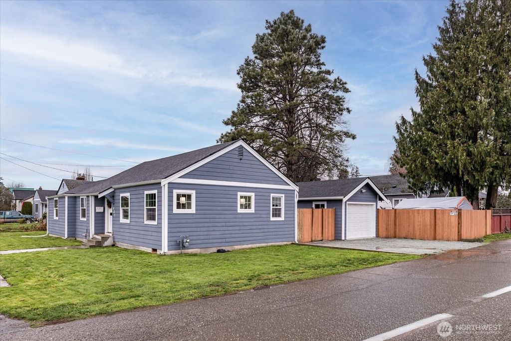 Photo of 801 Lincoln St., Mount Vernon, WA 98273 (MLS # 2458785)