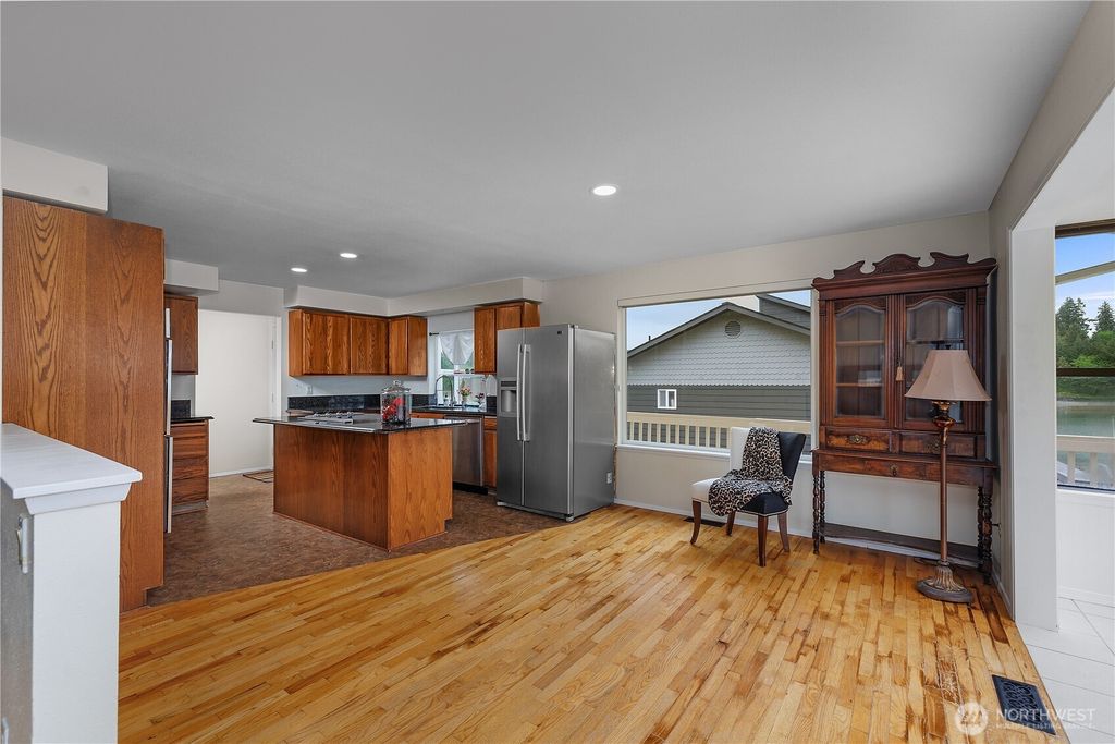 listing image 9363503967976865286