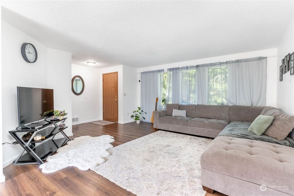 listing image 9367612867664378990
