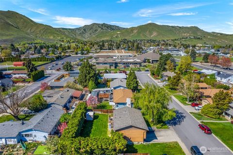Photo of 1517 4th Street, Wenatchee, WA 98801 (MLS # 2507818)