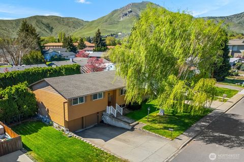 Photo of 1517 4th Street, Wenatchee, WA 98801 (MLS # 2507818)