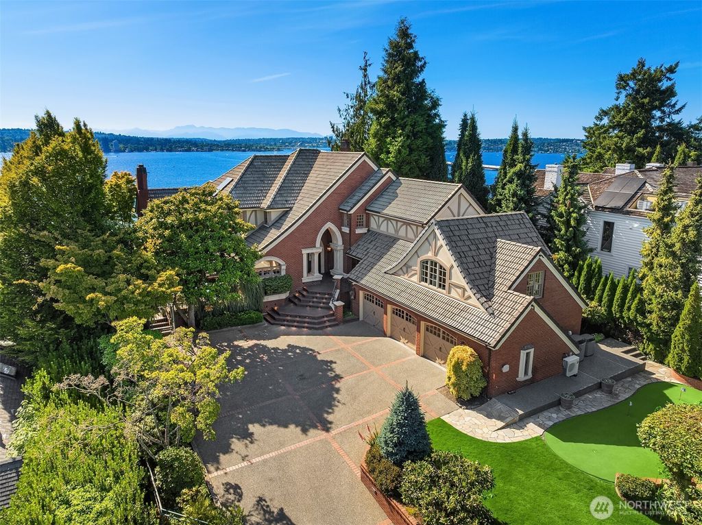 Photo of 2307 Evergreen Point Road, Medina, WA 98039 (MLS # 2404376)