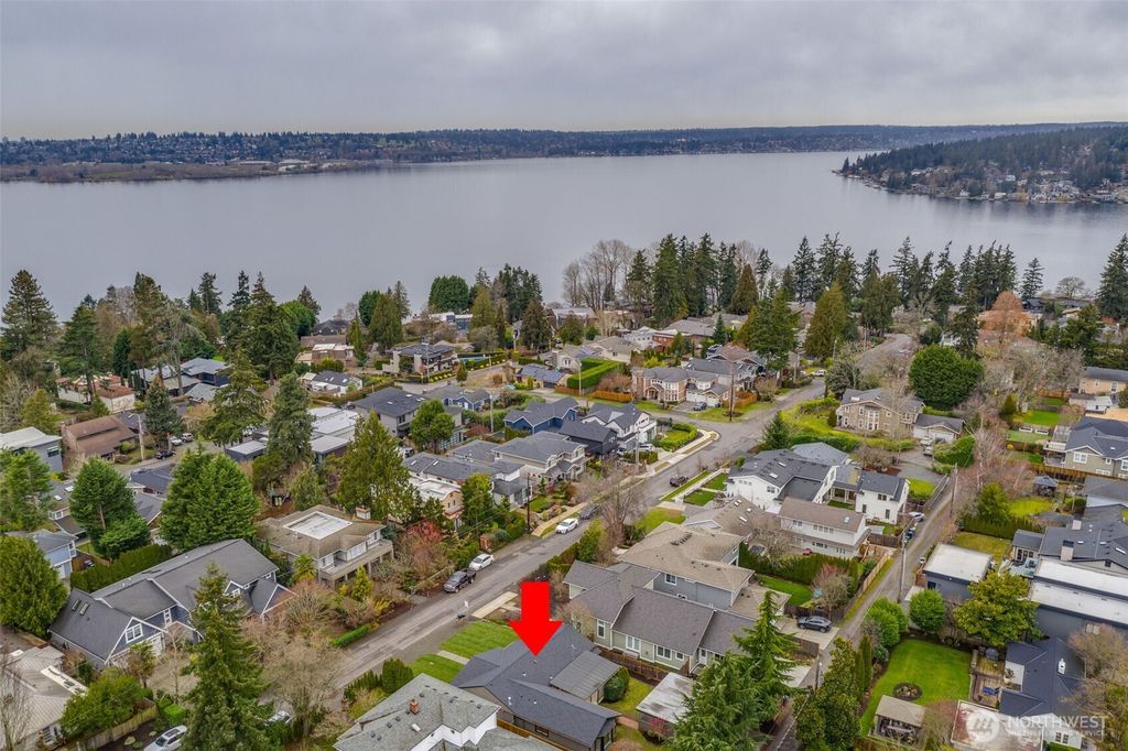 Photo of 614 16th Avenue W, Kirkland, WA 98033 (MLS # 2335530)