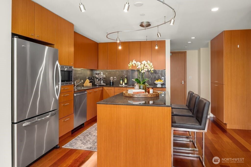 909 5th Avenue 502