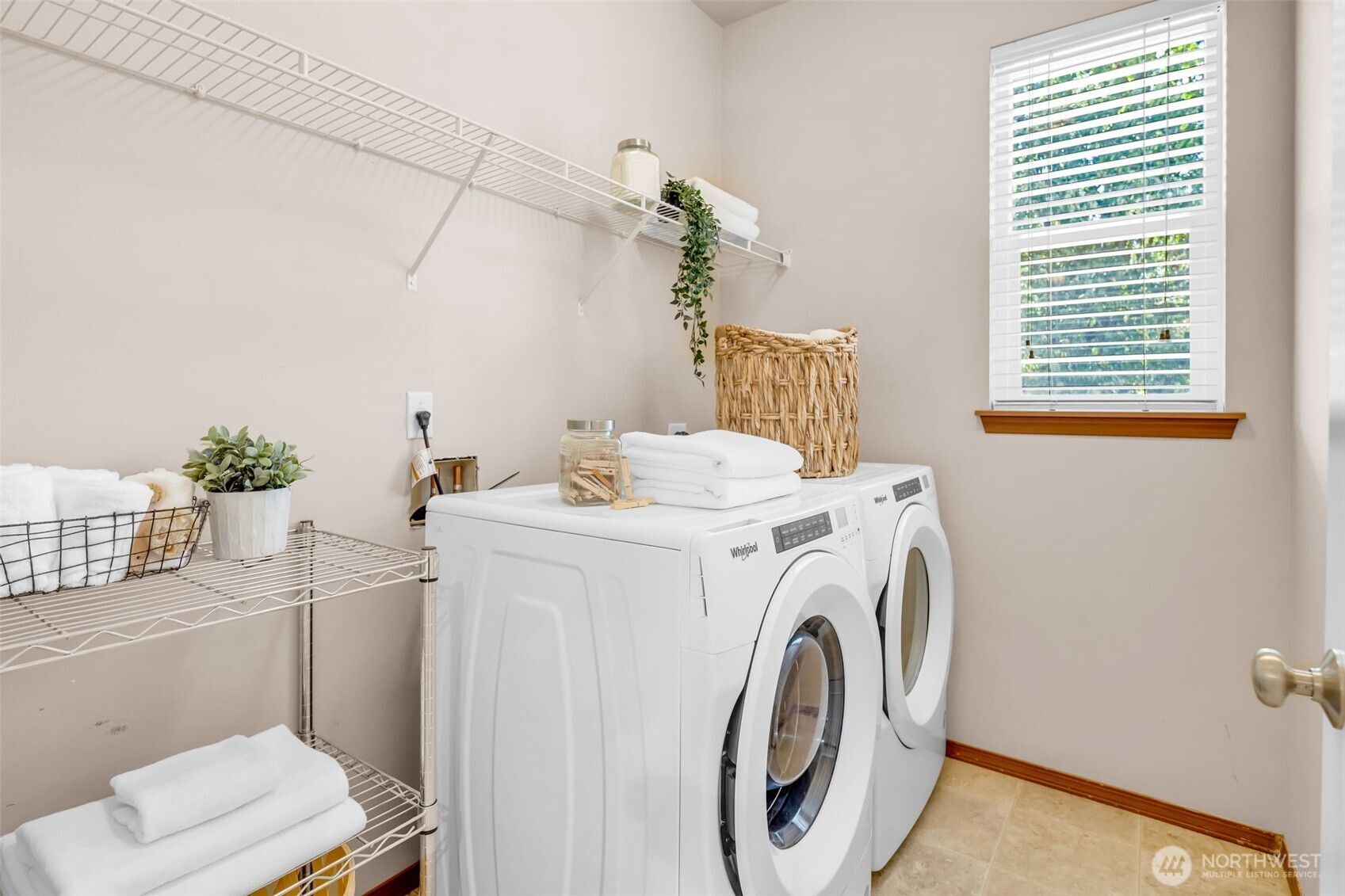 Seattle, Washington 98148, United States, 5 Bedrooms Bedrooms, ,3 BathroomsBathrooms,Residential,Active,190458