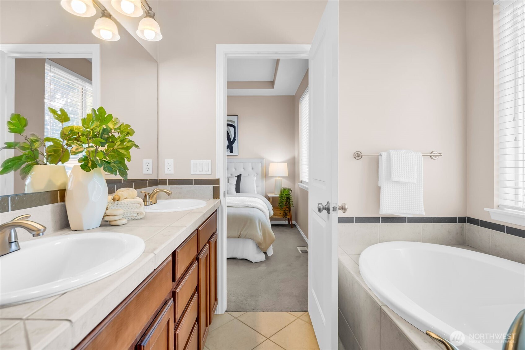 Seattle, Washington 98148, United States, 5 Bedrooms Bedrooms, ,3 BathroomsBathrooms,Residential,Active,190458