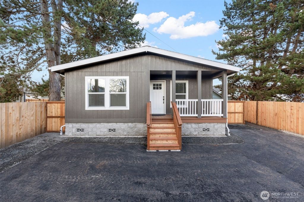 Photo of 1110 B W Walnut St, Centralia, WA 98531 (MLS # 2502616)