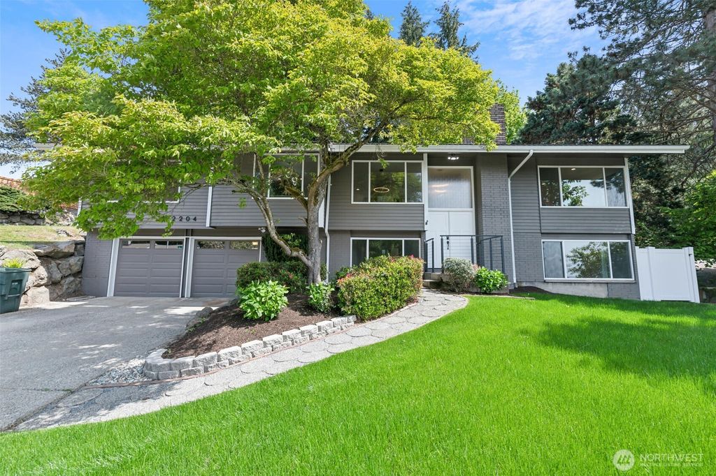 Photo of 2204 139th Place SE, Bellevue, WA 98005 (MLS # 2403888)