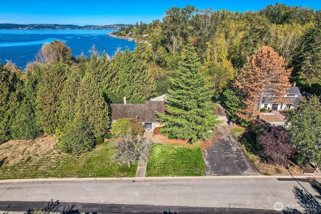 Photo of 8581 Hunts Point Lane, Hunts Point, WA 98004 (MLS # 2361948)