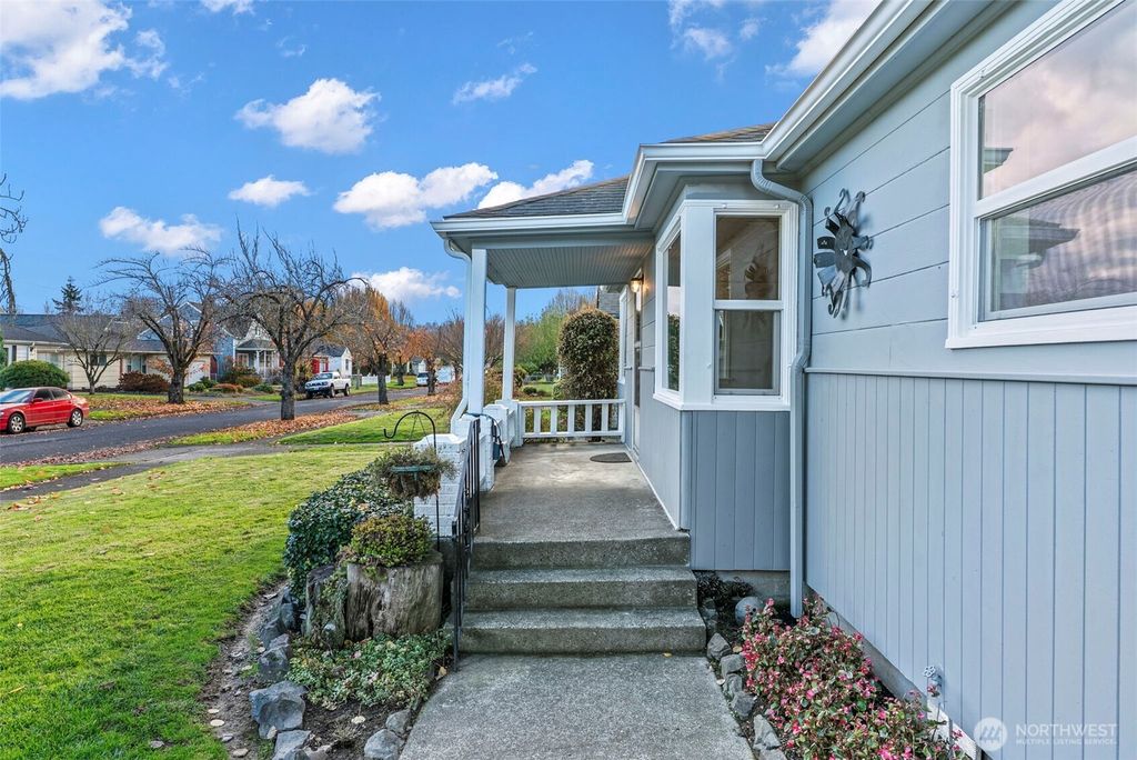 Photo of 541 24th Ave. Ave, Longview, WA 98632 (MLS # 2455637)