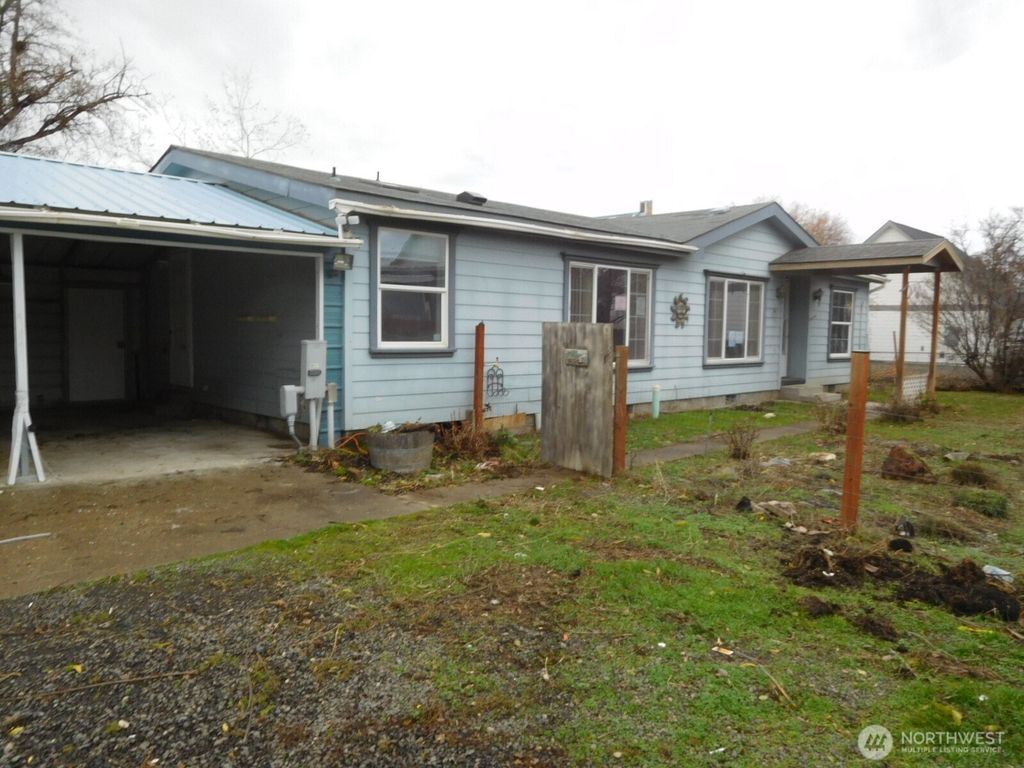 Photo of 118 Bush Street, Walla Walla, WA 99362 (MLS # 2464372)