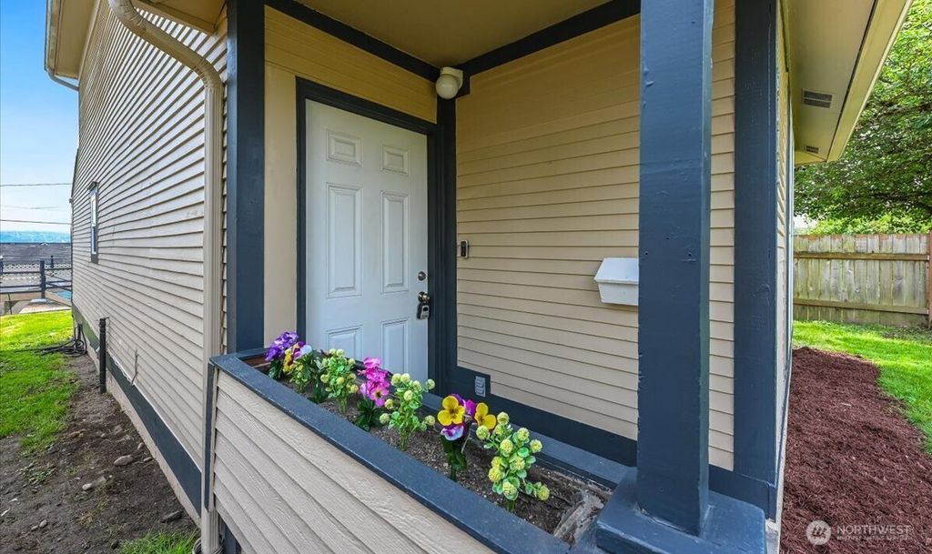Photo of 2111 Cleveland Avenue, Everett, WA 98201 (MLS # 2392389)
