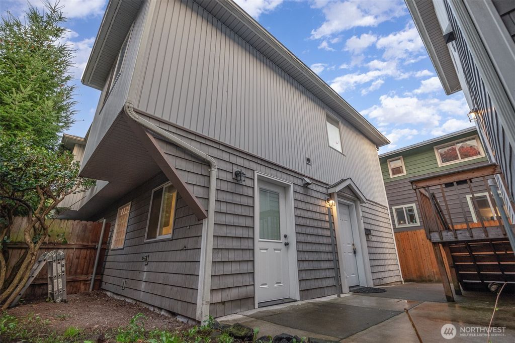 Photo of 128 20th Avenue E #2, Seattle, WA 98112 (MLS # 2470279)