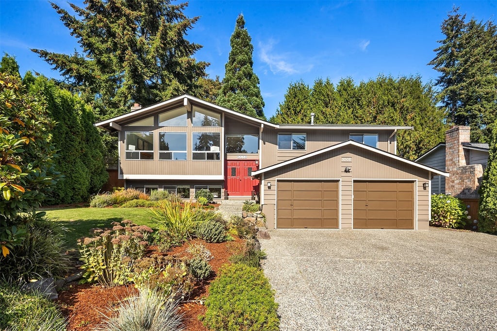 Photo of 3008 NE 201st Place, Lake Forest Park, WA 98155 (MLS # 2599026)
