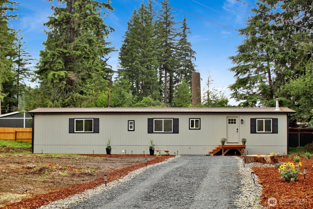 Photo of 8433 Golden Valley Drive, Maple Falls, WA 98266 (MLS # 2557438)