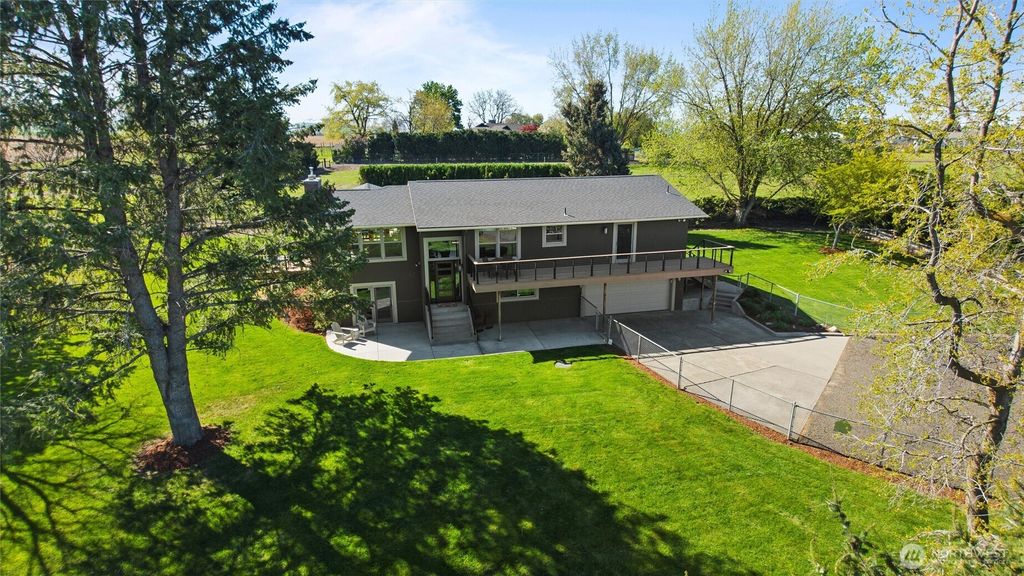 Photo of 1224 Rooster Road, Walla Walla, WA 99362 (MLS # 2478300)