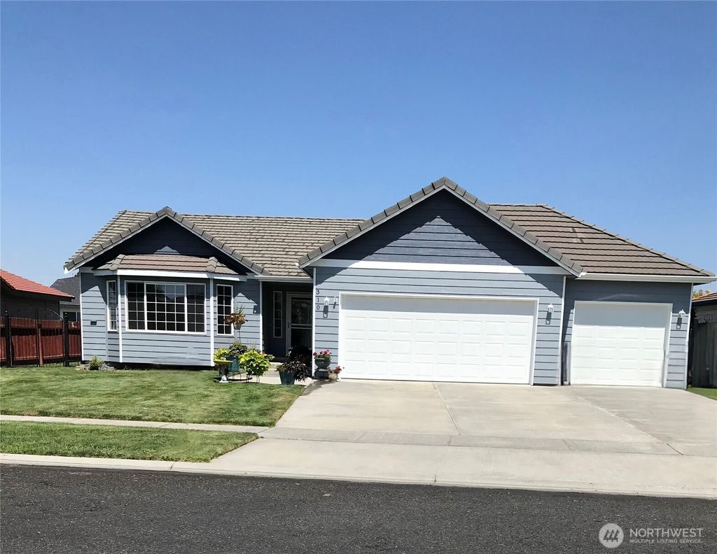 Photo of 310 E Tanglewood Drive, Moses Lake, WA 98837 (MLS # 2494662)