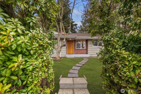 Photo of 2108 E 24th Street, Bremerton, WA 98310 (MLS # 2481454)