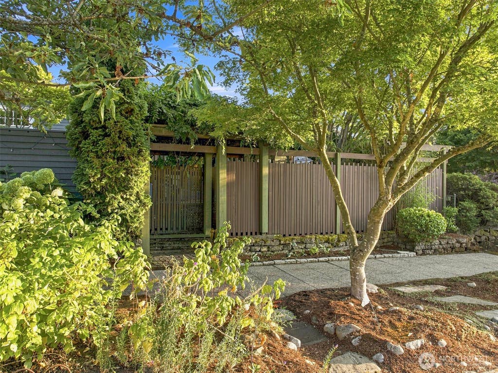 Photo of 325 NW 74th Street, Seattle, WA 98117 (MLS # 2570363)