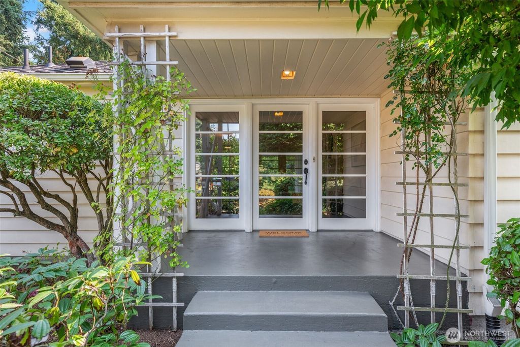 Photo of 10422 20th Ave NE Ave, Seattle, WA 98125 (MLS # 2437757)