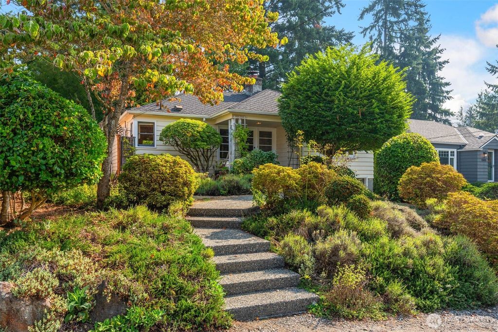Photo of 10422 20th Ave NE Ave, Seattle, WA 98125 (MLS # 2437757)