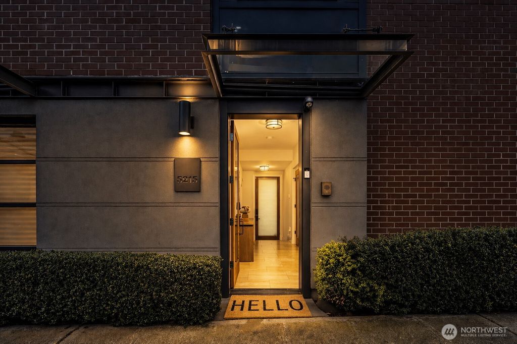 Photo of 3215 W Lynn Street, Seattle, WA 98199 (MLS # 2507951)