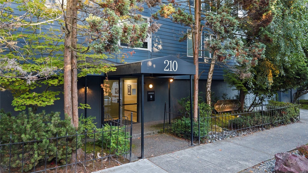 Photo of 210 Boylston Avenue E #101, Seattle, WA 98102 (MLS # 2597009)