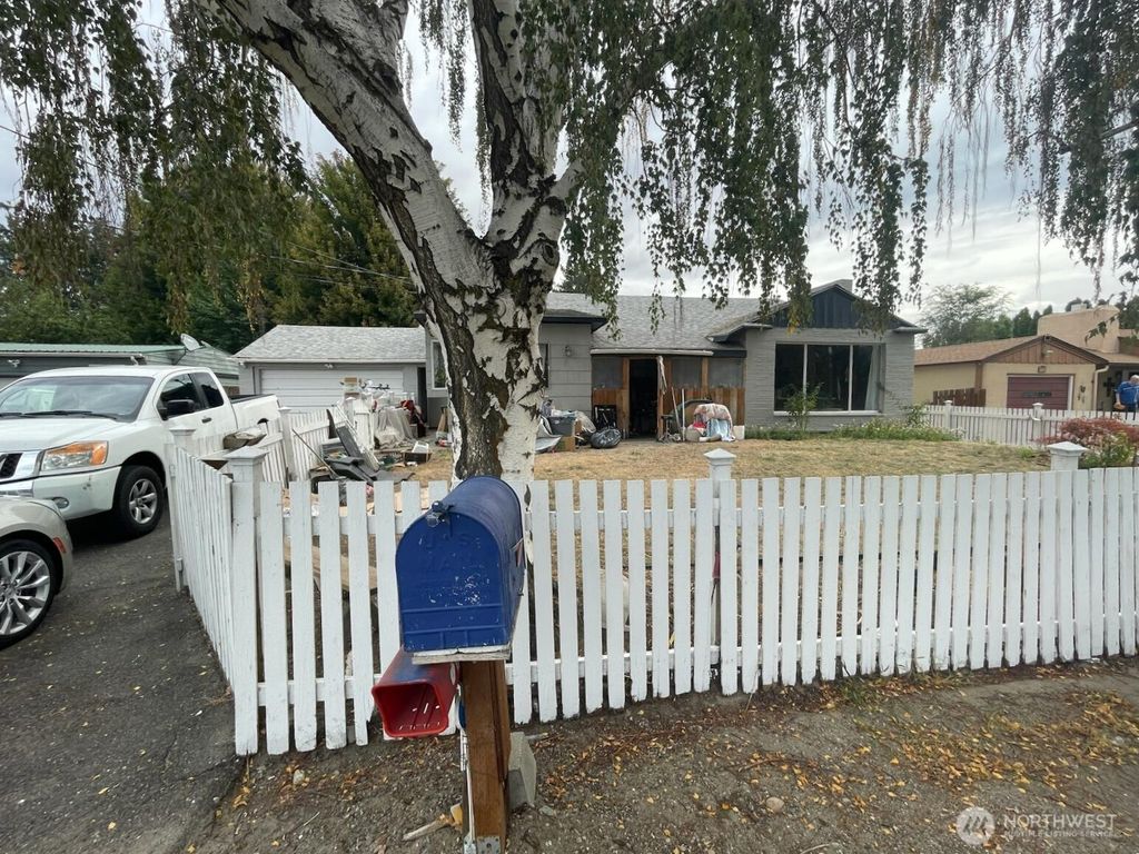 Photo of 845 N Devon Avenue, East Wenatchee, WA 98802 (MLS # 2443610)