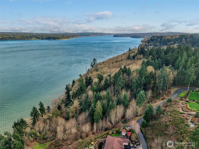 2401 NE Solar View Court