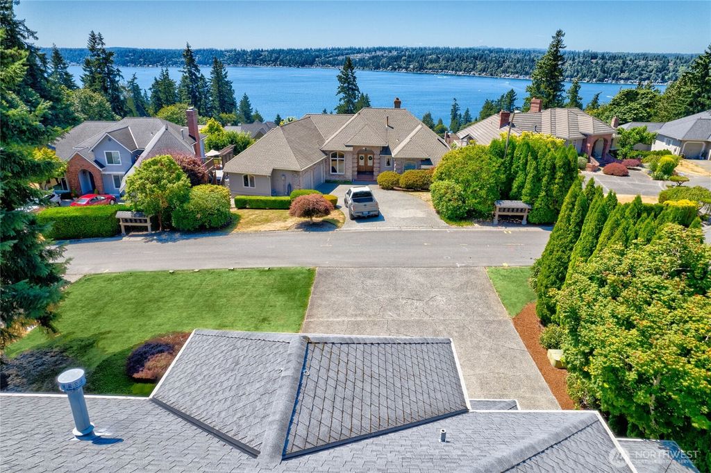 Photo of 520 208th Avenue NE, Sammamish, WA 98074 (MLS # 2411829)