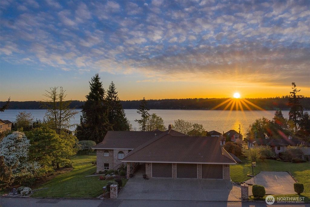 Photo of 514 205th Avenue NE, Sammamish, WA 98074 (MLS # 2513586)