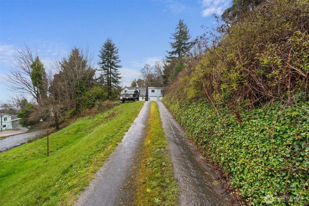 Photo of 728 Dakota Street, Raymond, WA 98577 (MLS # 2496675)