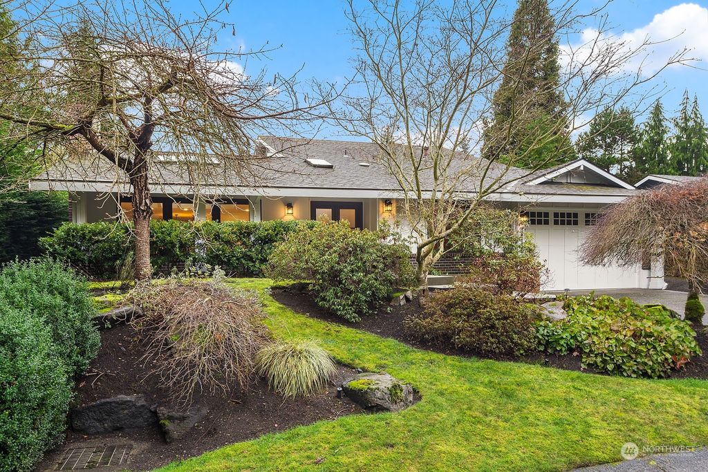 Photo of 8413 SE 33rd Place, Mercer Island, WA 98040 (MLS # 2194359)