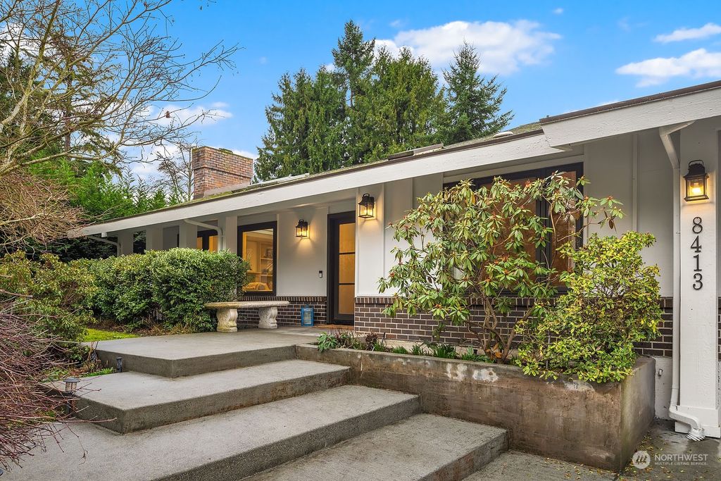Photo of 8413 SE 33rd Place, Mercer Island, WA 98040 (MLS # 2194359)