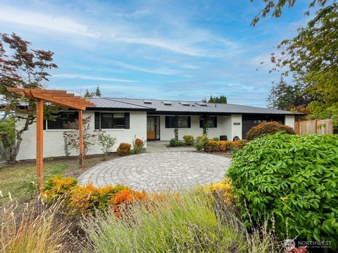 Photo of 2040 128th Avenue SE, Bellevue, WA 98005 (MLS # 2584960)
