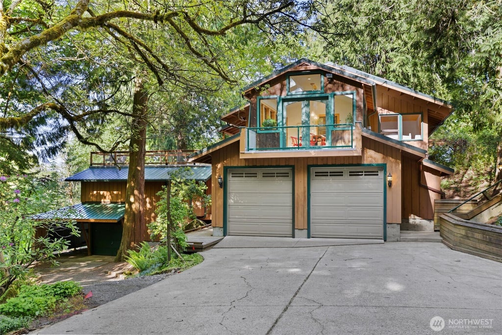 Photo of 18503 SE 64th Way, Issaquah, WA 98027 (MLS # 2553987)