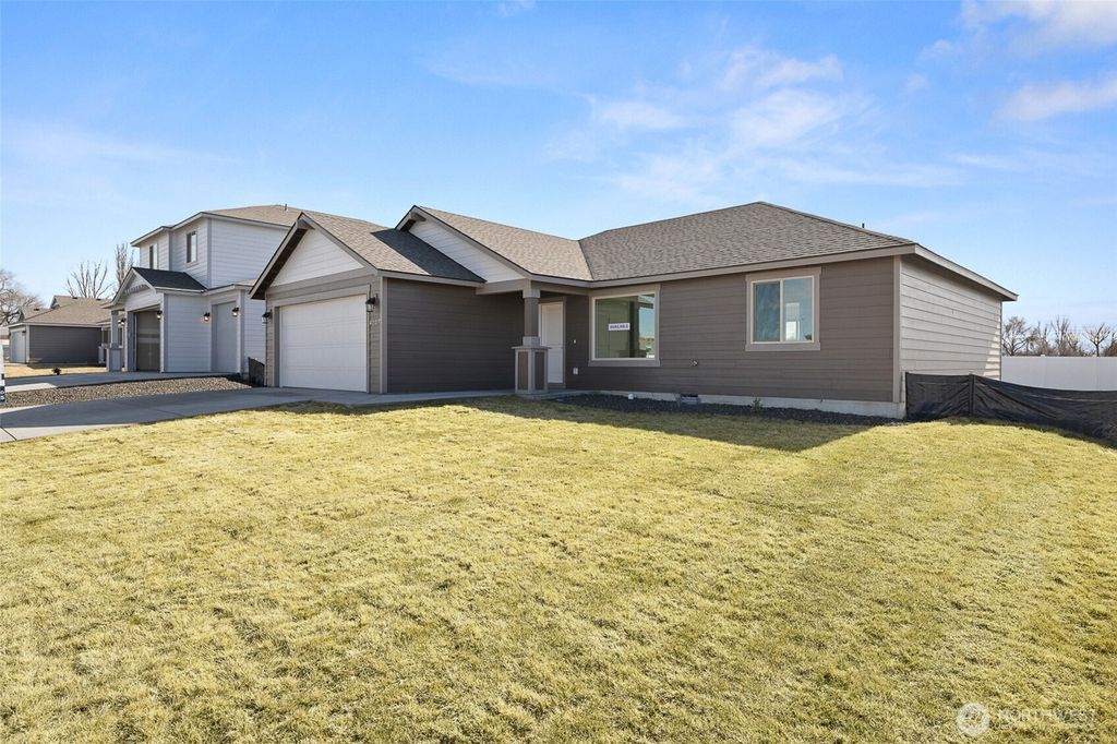 Photo of 4227 W Sandy Ct Ct, Moses Lake, WA 98837 (MLS # 2458541)