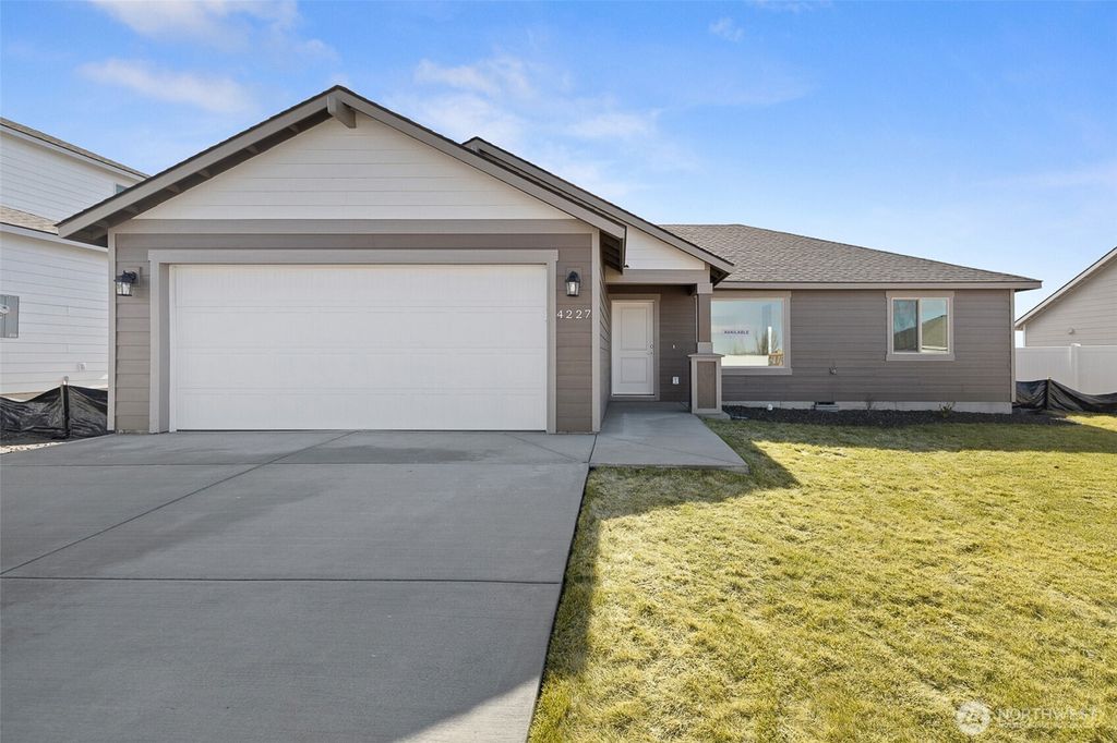 Photo of 4227 W Sandy Ct Ct, Moses Lake, WA 98837 (MLS # 2458541)