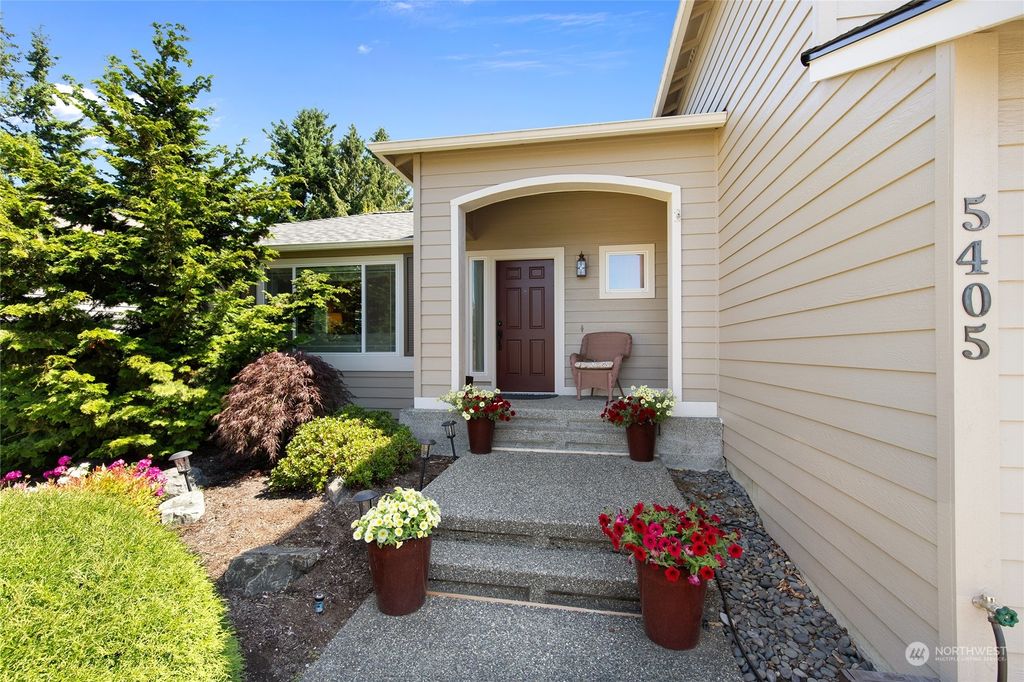 Photo of 5405 Parkview Lane, Everett, WA 98203 (MLS # 2143154)