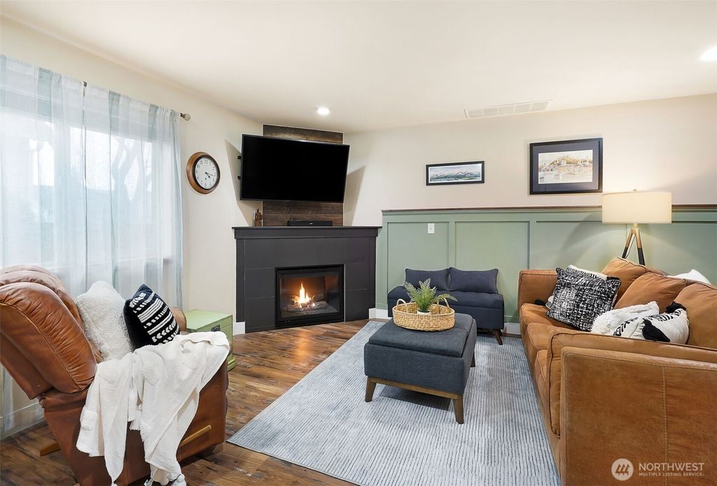 Photo of 2413 Fulton Street, Everett, WA 98201 (MLS # 2348612)