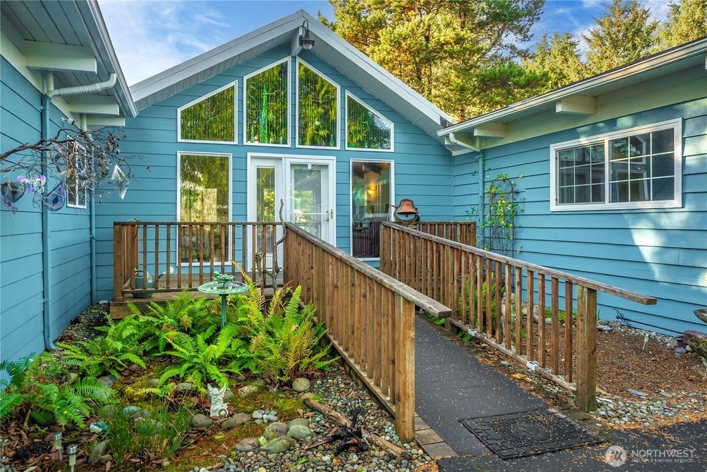 Photo of 18 Sunset Blvd Blvd, Hoquiam, WA 98550 (MLS # 2454766)