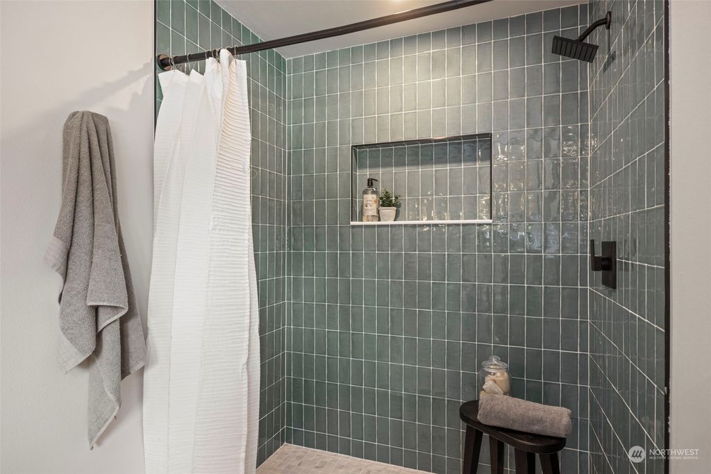 listing image 9360866241417196429
