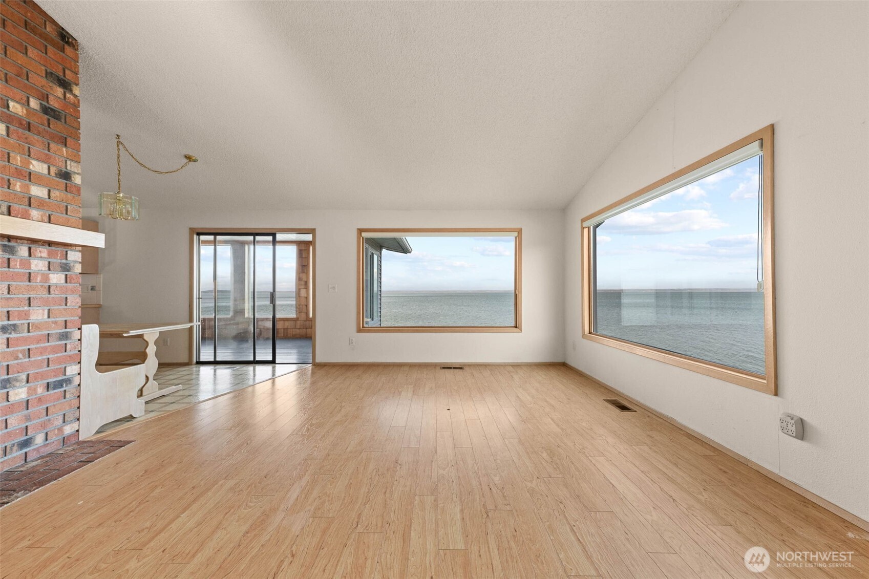 846 Bay View Court SE