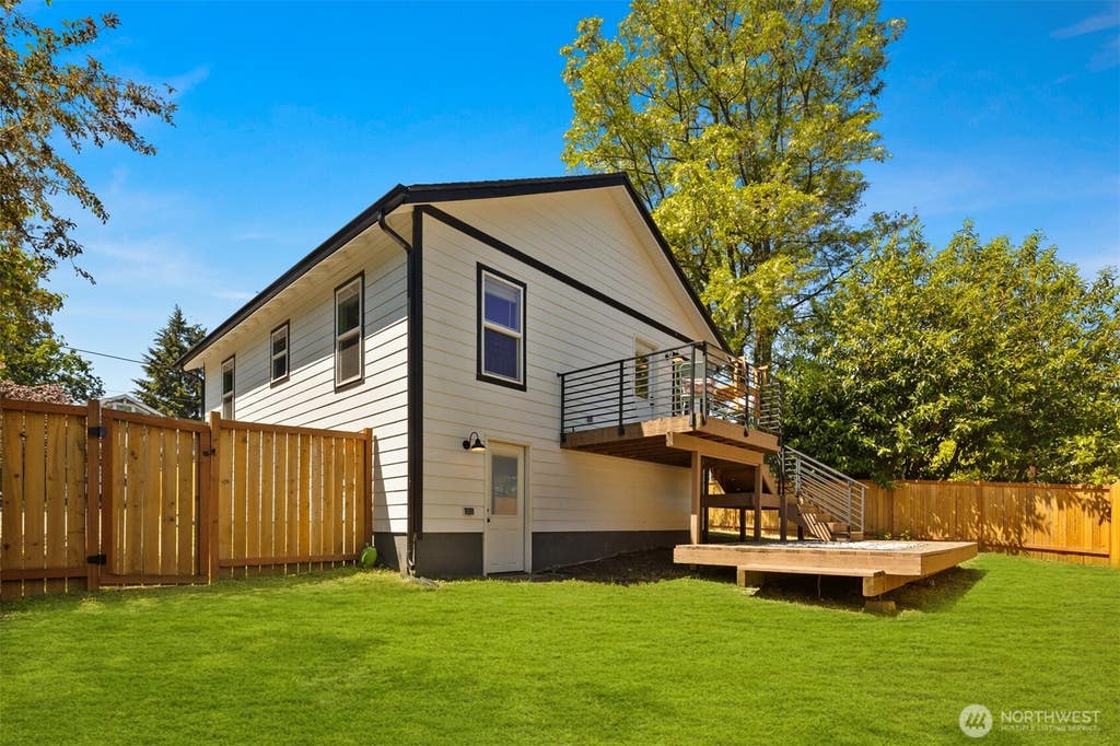 Photo of 11558 Fremont Avenue, Seattle, WA 98133 (MLS # 2574924)