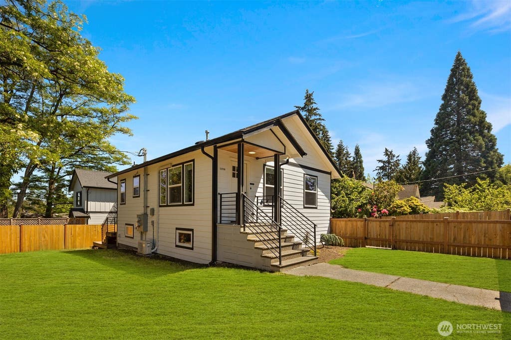 Photo of 11558 Fremont Avenue, Seattle, WA 98133 (MLS # 2574924)