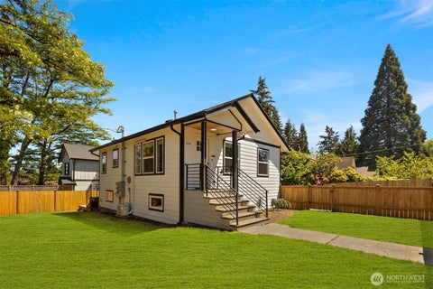 Photo of 11558 Fremont Avenue, Seattle, WA 98133 (MLS # 2574924)