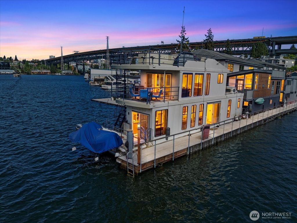 Photo of 11 E Allison Street #2, Seattle, WA 98102 (MLS # 2514697)