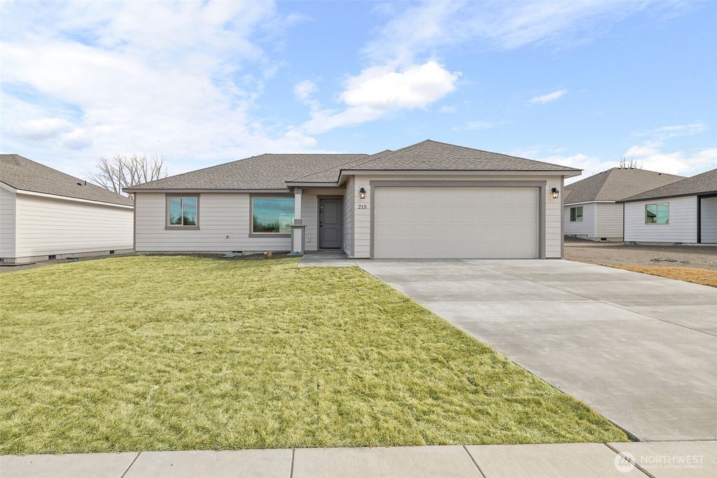 Photo of 215 Lessor Loop, Moses Lake, WA 98837 (MLS # 2459835)