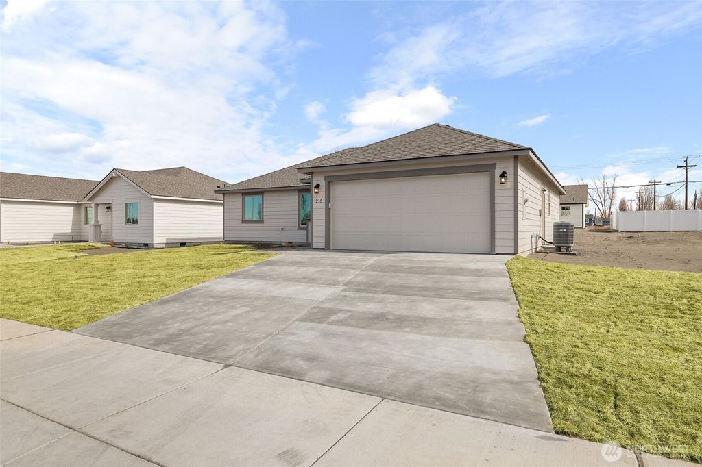 Photo of 215 Lessor Loop, Moses Lake, WA 98837 (MLS # 2459835)